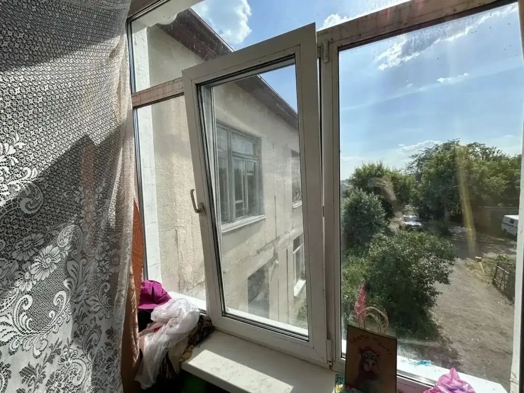4летняя девочка выпала из окна в Омской области