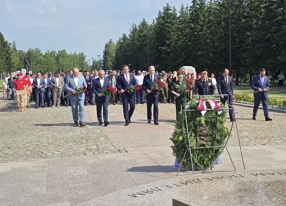 Спикер и депутаты областного парламента приняли участие в патриотических акциях Дня памяти и скорби Спикер и депутаты областного парламента приняли участие в патриотических акциях Дня памяти и скорби