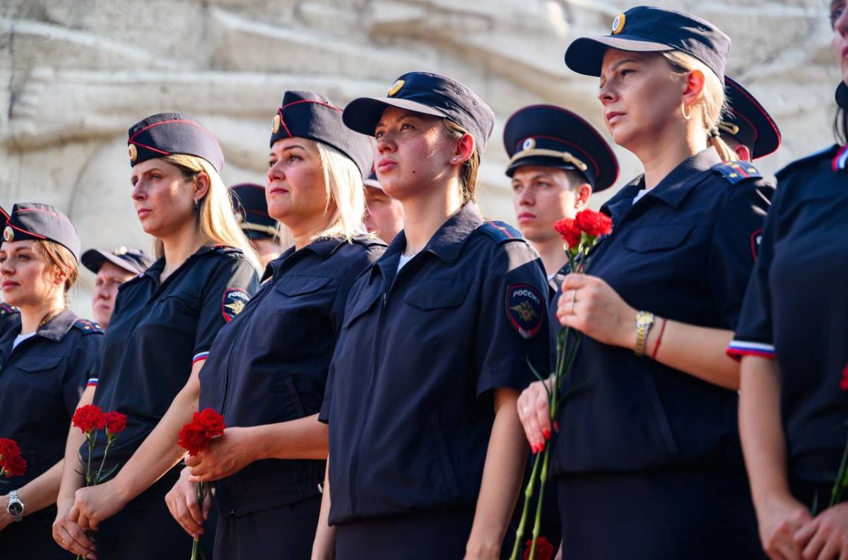 В преддверии Дня памяти и скорби у монумента «Солдатам правопорядка посвящается» состоялась торжественная церемония В преддверии Дня памяти и скорби у монумента «Солдатам правопорядка посвящается» состоялась торжественная церемония