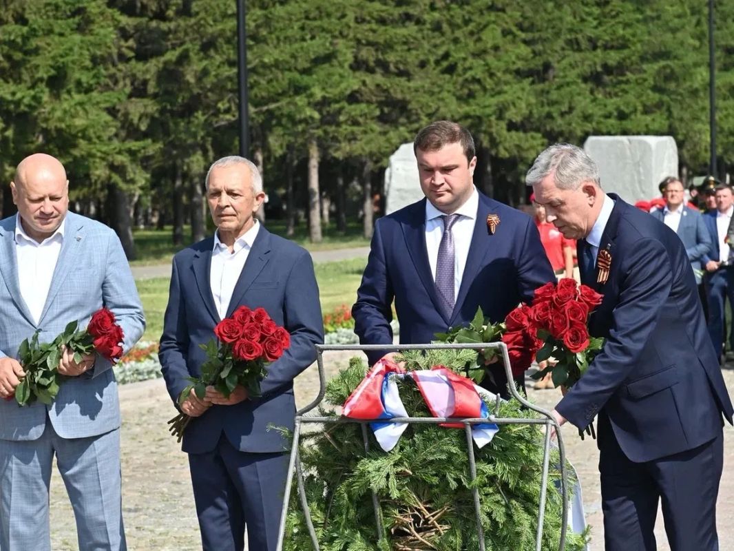 Спикер и депутаты областного парламента приняли участие в патриотических акциях Дня памяти и скорби Спикер и депутаты областного парламента приняли участие в патриотических акциях Дня памяти и скорби