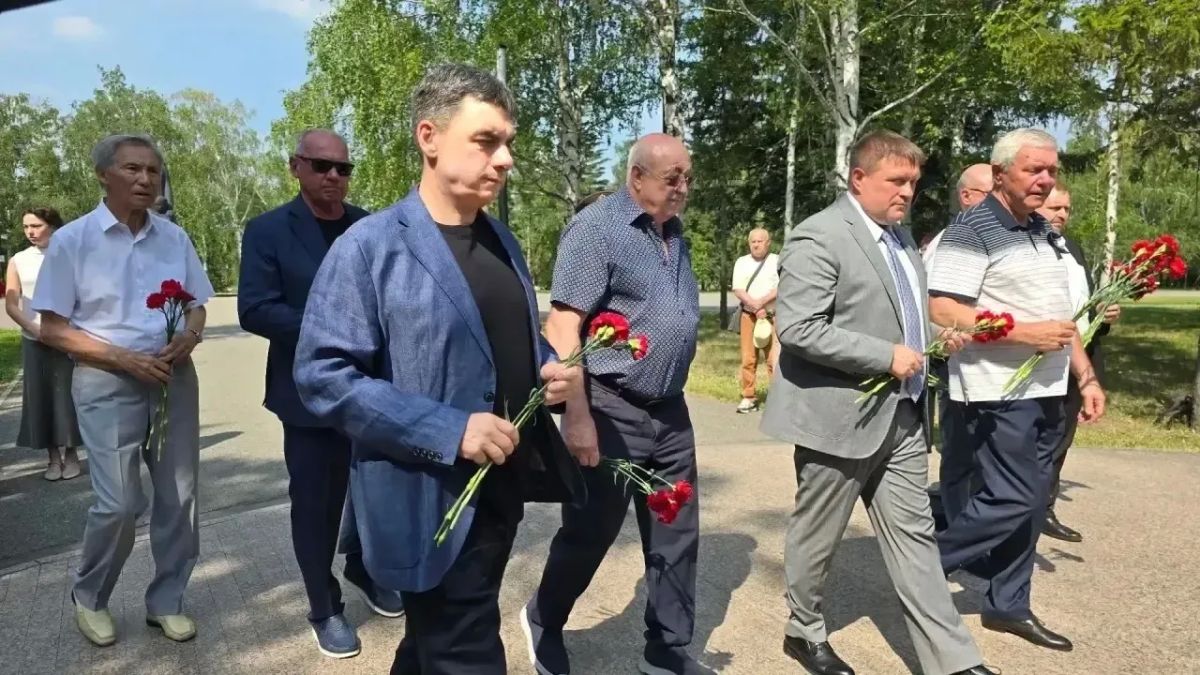 22 июня в парке 30-летия Победы состоялась церемония возложения цветов к памятнику, посвященному подвигу медицинских работников в годы Великой Отечественной войны