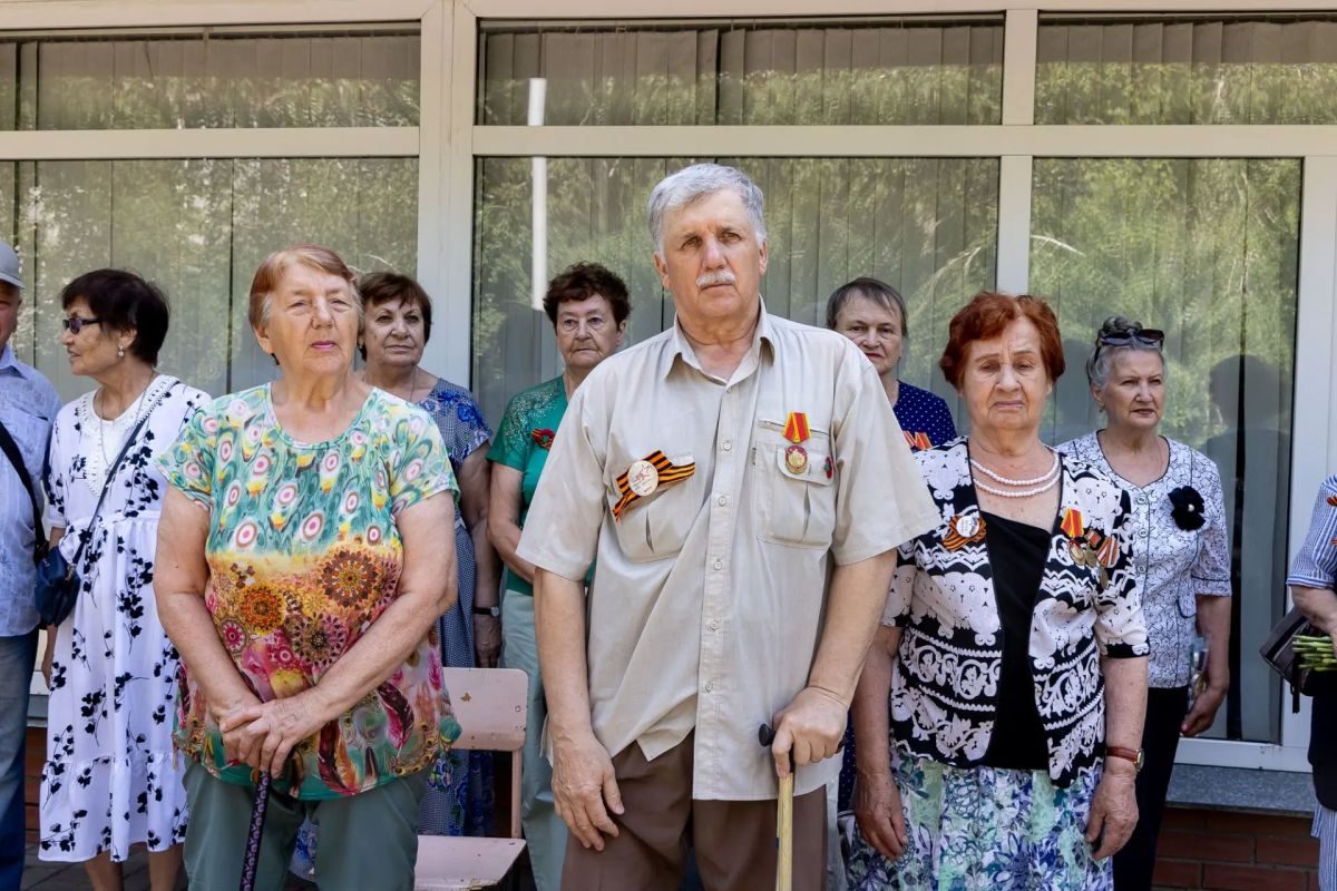 На Аллее ветеранов, у памятного знака в честь ветеранов Великой Отечественной войны, тружеников тыла и ветеранов труда в Кировском округе, состоялся ежегодный торжественный митинг и церемония возложения цветов в преддверии... На Аллее ветеранов, у памятного знака в честь ветеранов Великой Отечественной войны, тружеников тыла и ветеранов труда в Кировском округе, состоялся ежегодный торжественный митинг и церемония возложения цветов в преддверии...