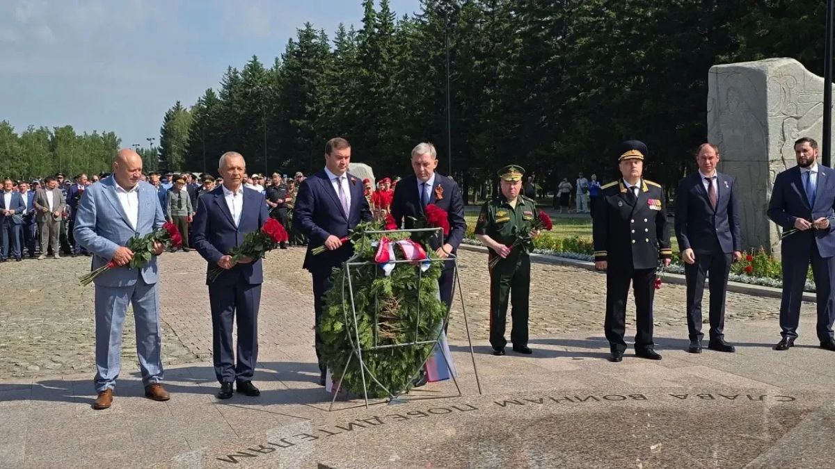 Спикер и депутаты областного парламента приняли участие в патриотических акциях Дня памяти и скорби Спикер и депутаты областного парламента приняли участие в патриотических акциях Дня памяти и скорби