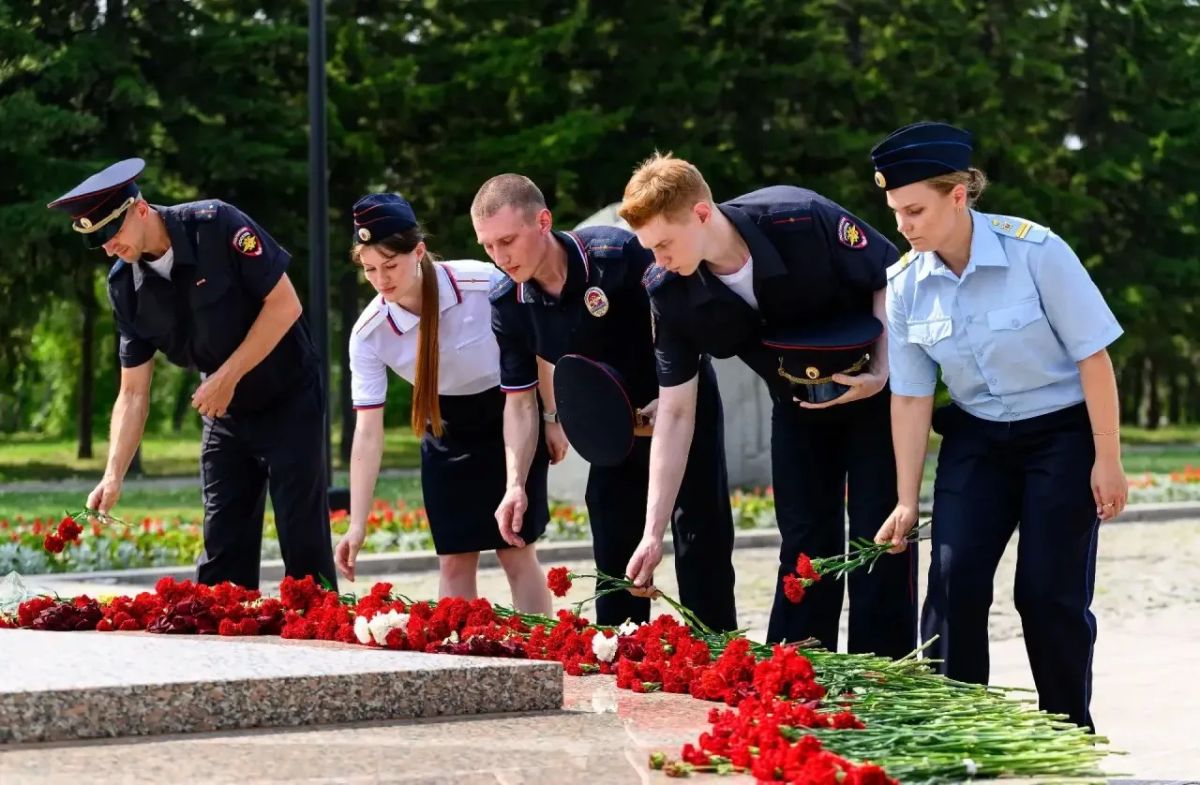 Молодые сотрудники полиции, проходящие службу в УМВД России по городу Омску, не остались в стороне от памятных мероприятий Молодые сотрудники полиции, проходящие службу в УМВД России по городу Омску, не остались в стороне от памятных мероприятий