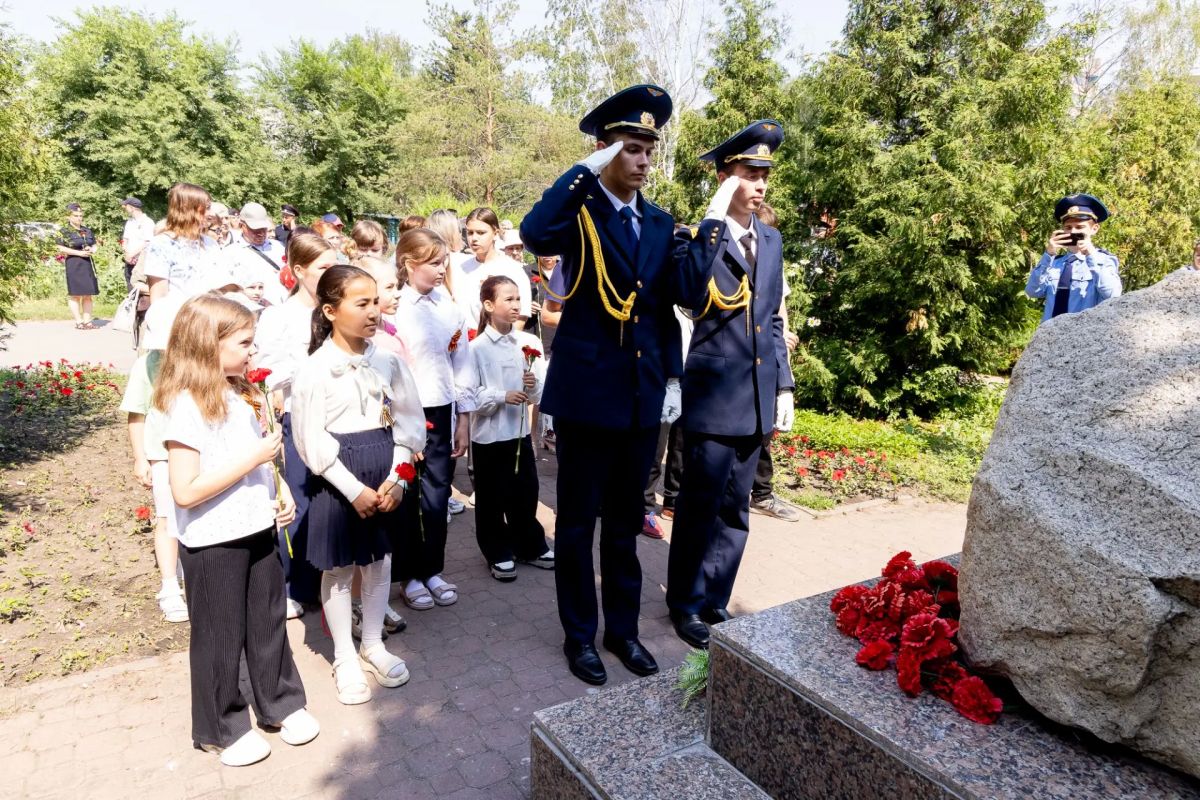 На Аллее ветеранов, у памятного знака в честь ветеранов Великой Отечественной войны, тружеников тыла и ветеранов труда в Кировском округе, состоялся ежегодный торжественный митинг и церемония возложения цветов в преддверии... На Аллее ветеранов, у памятного знака в честь ветеранов Великой Отечественной войны, тружеников тыла и ветеранов труда в Кировском округе, состоялся ежегодный торжественный митинг и церемония возложения цветов в преддверии...