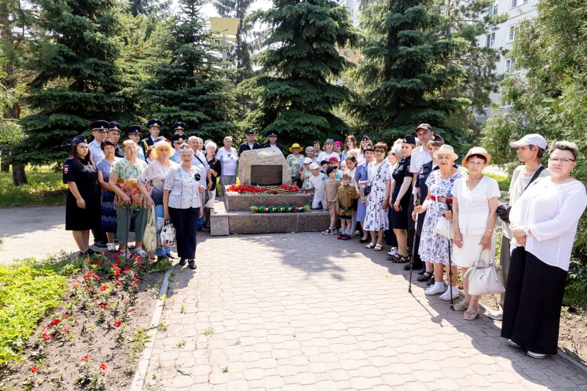 На Аллее ветеранов, у памятного знака в честь ветеранов Великой Отечественной войны, тружеников тыла и ветеранов труда в Кировском округе, состоялся ежегодный торжественный митинг и церемония возложения цветов в преддверии... На Аллее ветеранов, у памятного знака в честь ветеранов Великой Отечественной войны, тружеников тыла и ветеранов труда в Кировском округе, состоялся ежегодный торжественный митинг и церемония возложения цветов в преддверии...