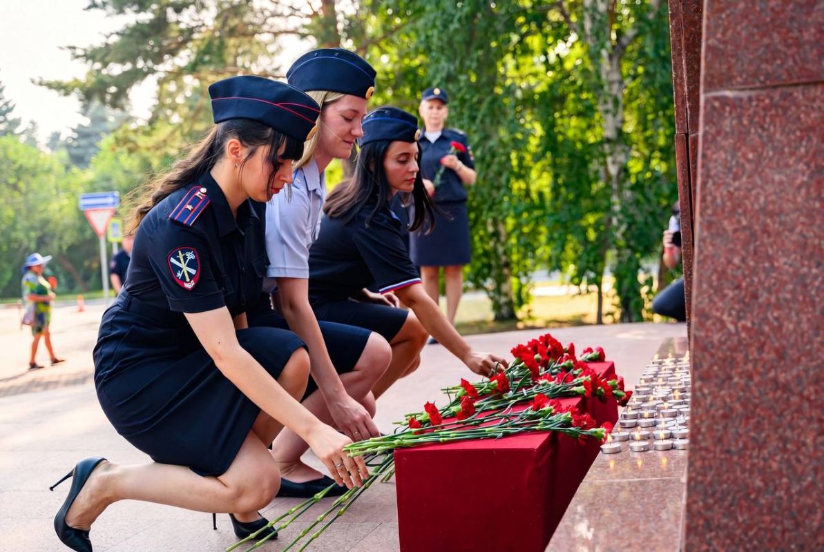 В преддверии Дня памяти и скорби у монумента «Солдатам правопорядка посвящается» состоялась торжественная церемония В преддверии Дня памяти и скорби у монумента «Солдатам правопорядка посвящается» состоялась торжественная церемония