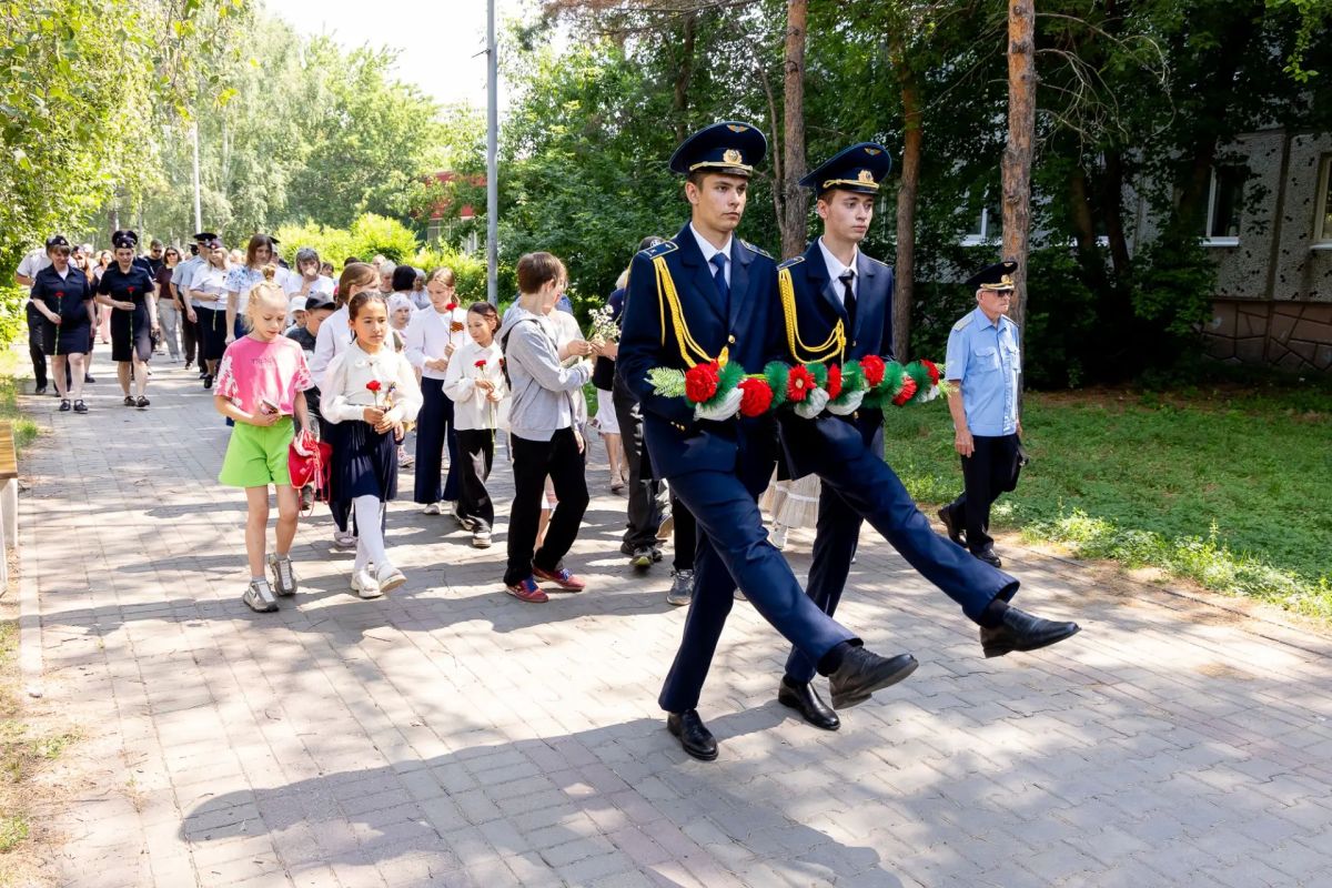На Аллее ветеранов, у памятного знака в честь ветеранов Великой Отечественной войны, тружеников тыла и ветеранов труда в Кировском округе, состоялся ежегодный торжественный митинг и церемония возложения цветов в преддверии... На Аллее ветеранов, у памятного знака в честь ветеранов Великой Отечественной войны, тружеников тыла и ветеранов труда в Кировском округе, состоялся ежегодный торжественный митинг и церемония возложения цветов в преддверии...