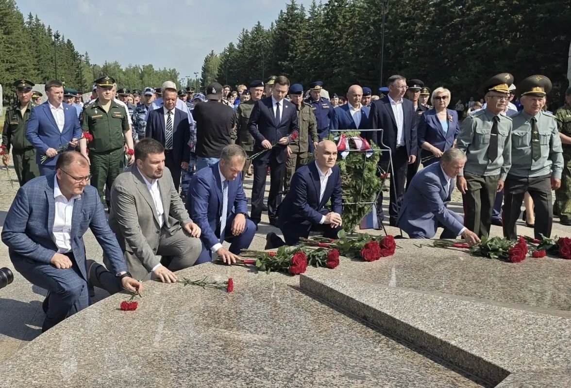 Спикер и депутаты областного парламента приняли участие в патриотических акциях Дня памяти и скорби Спикер и депутаты областного парламента приняли участие в патриотических акциях Дня памяти и скорби