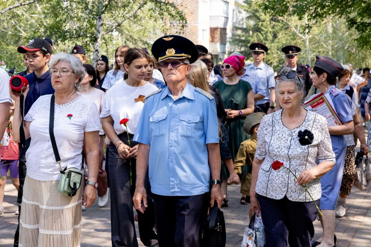 На Аллее ветеранов, у памятного знака в честь ветеранов Великой Отечественной войны, тружеников тыла и ветеранов труда в Кировском округе, состоялся ежегодный торжественный митинг и церемония возложения цветов в преддверии... На Аллее ветеранов, у памятного знака в честь ветеранов Великой Отечественной войны, тружеников тыла и ветеранов труда в Кировском округе, состоялся ежегодный торжественный митинг и церемония возложения цветов в преддверии...