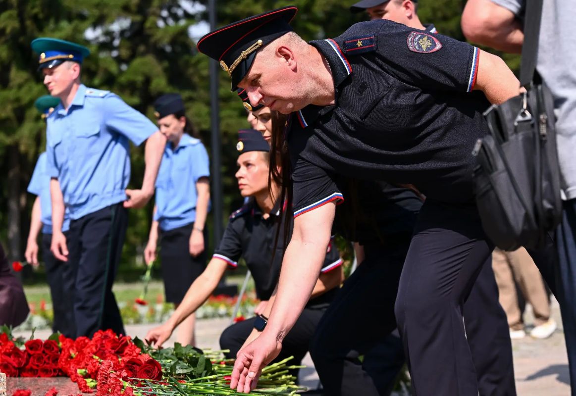 Начальник УМВД России по Омской области генерал-майор полиции Вадим Болотов принял участие в памятном мероприятии, посвящённом годовщине со дня начала Великой Отечественной войны, которое прошло в парке Победы Начальник УМВД России по Омской области генерал-майор полиции Вадим Болотов принял участие в памятном мероприятии, посвящённом годовщине со дня начала Великой Отечественной войны, которое прошло в парке Победы