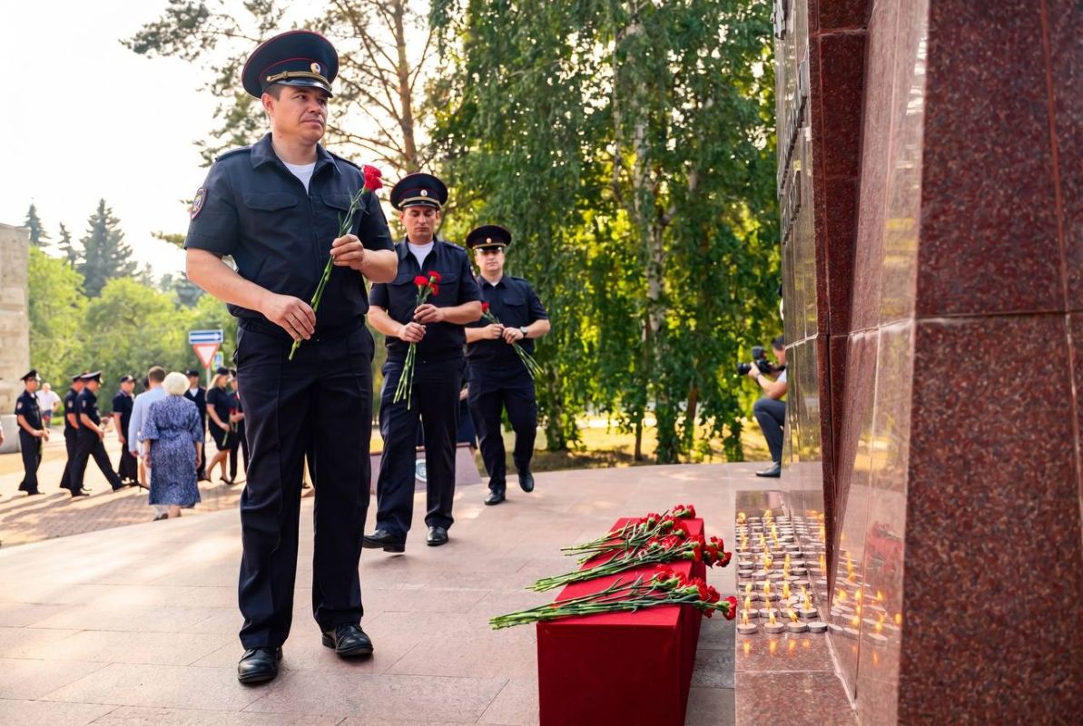 В преддверии Дня памяти и скорби у монумента «Солдатам правопорядка посвящается» состоялась торжественная церемония В преддверии Дня памяти и скорби у монумента «Солдатам правопорядка посвящается» состоялась торжественная церемония