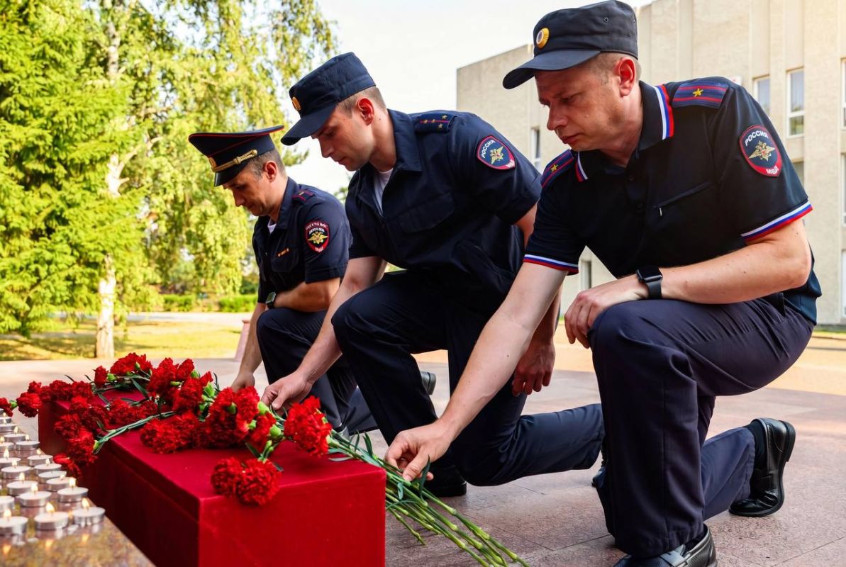 В преддверии Дня памяти и скорби у монумента «Солдатам правопорядка посвящается» состоялась торжественная церемония В преддверии Дня памяти и скорби у монумента «Солдатам правопорядка посвящается» состоялась торжественная церемония