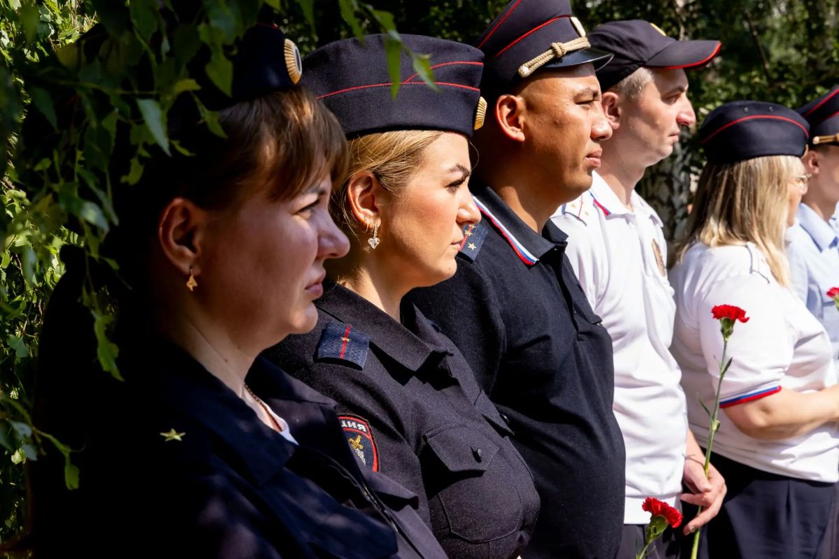 На Аллее ветеранов, у памятного знака в честь ветеранов Великой Отечественной войны, тружеников тыла и ветеранов труда в Кировском округе, состоялся ежегодный торжественный митинг и церемония возложения цветов в преддверии... На Аллее ветеранов, у памятного знака в честь ветеранов Великой Отечественной войны, тружеников тыла и ветеранов труда в Кировском округе, состоялся ежегодный торжественный митинг и церемония возложения цветов в преддверии...