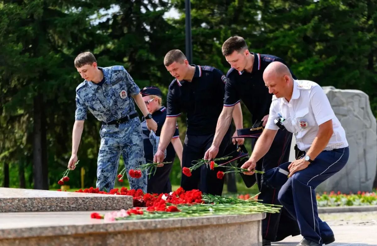Молодые сотрудники полиции, проходящие службу в УМВД России по городу Омску, не остались в стороне от памятных мероприятий Молодые сотрудники полиции, проходящие службу в УМВД России по городу Омску, не остались в стороне от памятных мероприятий