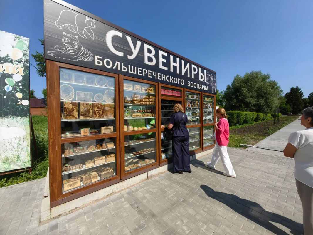 Единственный в России сельский зоопарк — Большереченский — готовится к своему юбилею. Почти через два месяца - в середине августа - здесь встретят 40 лет, как школьный живой уголок, который принимал животных от местных... Единственный в России сельский зоопарк — Большереченский — готовится к своему юбилею. Почти через два месяца - в середине августа - здесь встретят 40 лет, как школьный живой уголок, который принимал животных от местных...