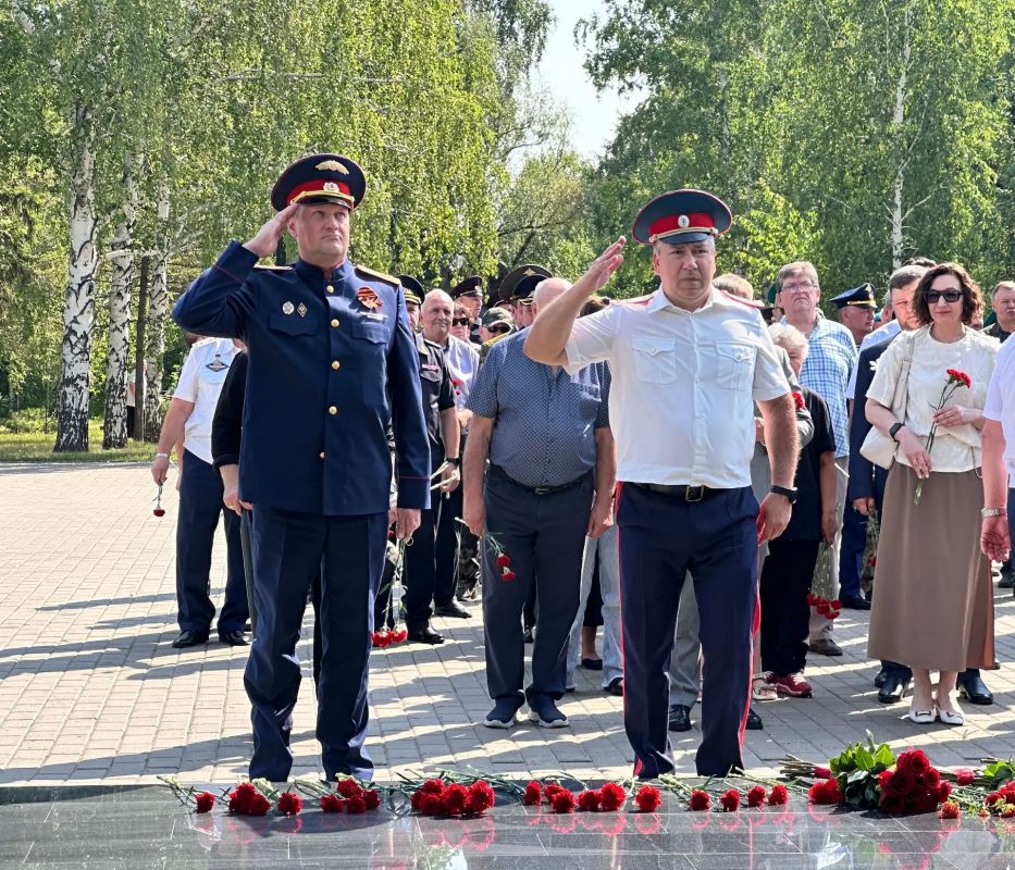 И.о. руководителя следственного управления принял участие в церемонии возложения цветов, посвященной Дню памяти и скорби