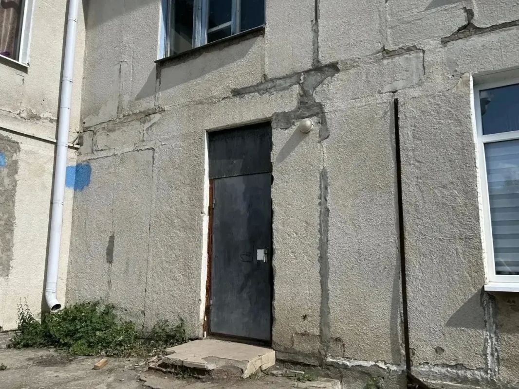 4летняя девочка выпала из окна в Омской области 4летняя девочка выпала из окна в Омской области
