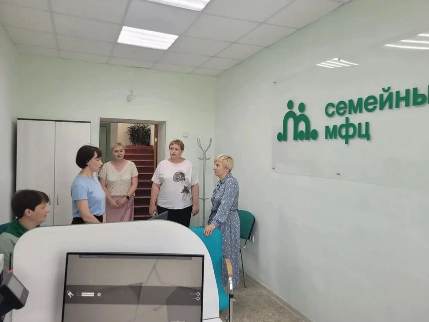 Олеся Кайль с рабочим визитом посетила комплексный центр Колосовского района Олеся Кайль с рабочим визитом посетила комплексный центр Колосовского района