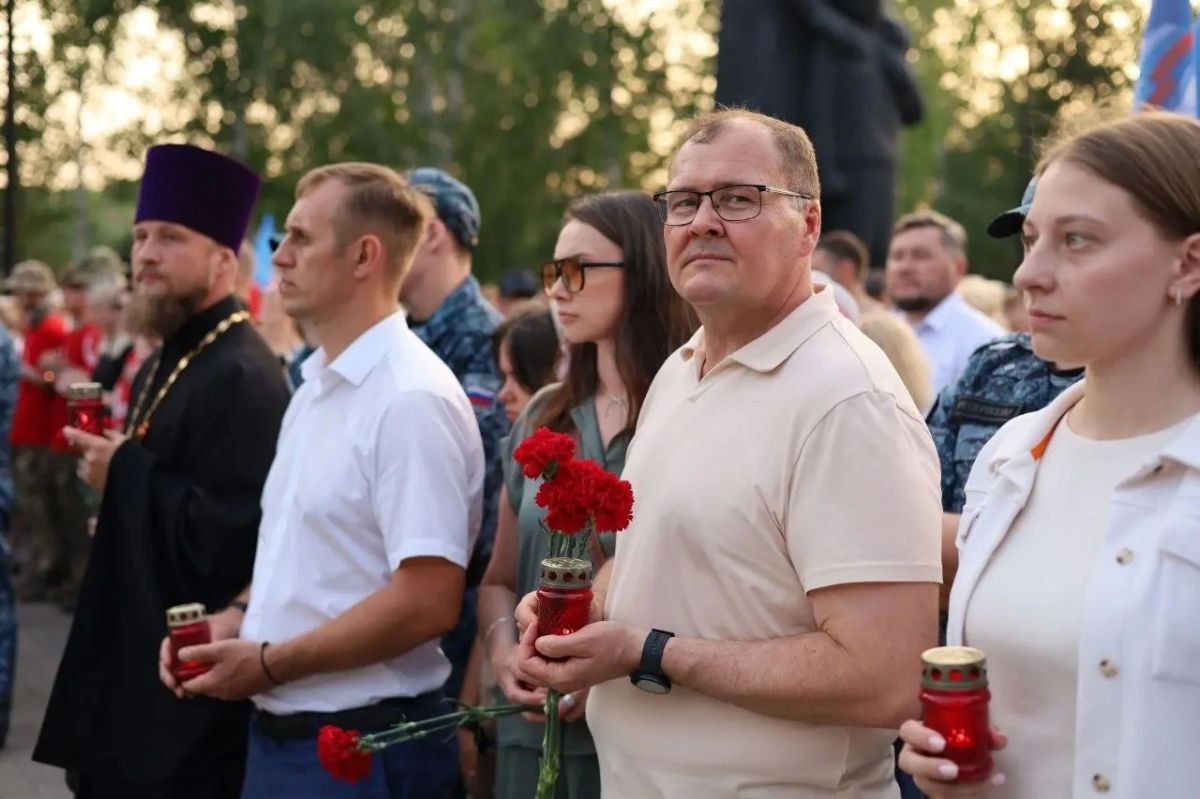 В День памяти и скорби омичи зажгли более 20 тысяч свечей В День памяти и скорби омичи зажгли более 20 тысяч свечей