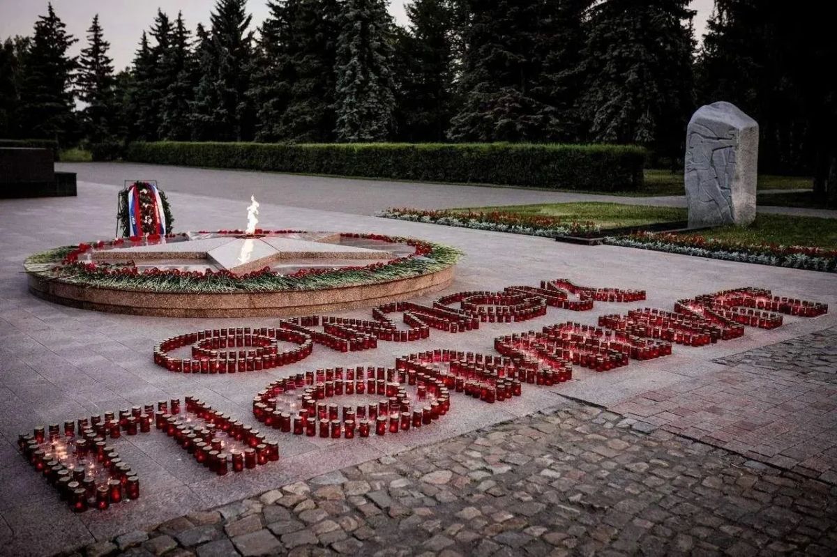В День памяти и скорби омичи зажгли более 20 тысяч свечей В День памяти и скорби омичи зажгли более 20 тысяч свечей