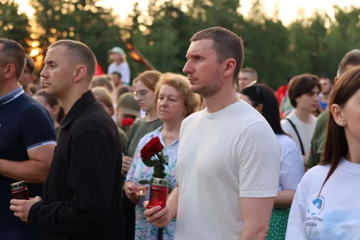 В День памяти и скорби омичи зажгли более 20 тысяч свечей В День памяти и скорби омичи зажгли более 20 тысяч свечей