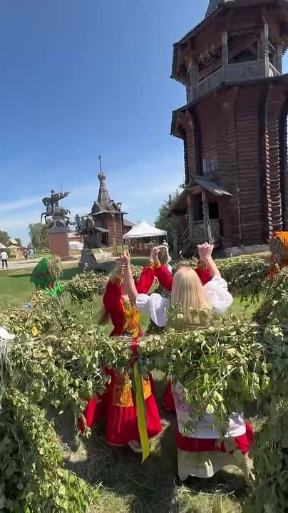 «Ай да детки!» зарядились энергией на фестивале «Слетье» в Большеречье! Театральная студия Центра технического творчества «Мечта» продолжает своё большое путешествие! На выходных юные артисты с педагогом Татьяной Юрьевной...