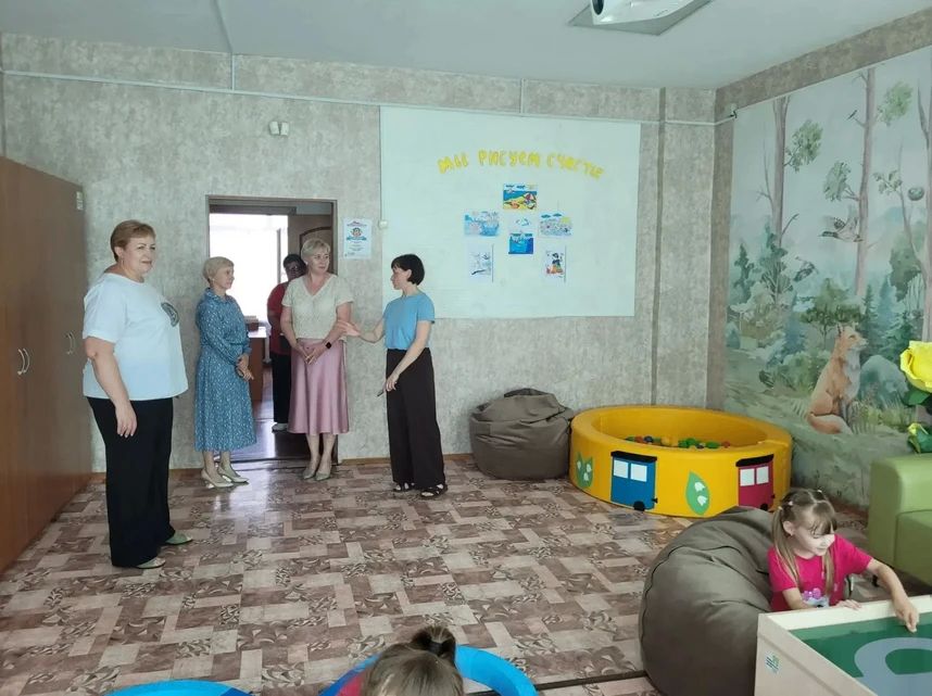 Олеся Кайль с рабочим визитом посетила комплексный центр Колосовского района Олеся Кайль с рабочим визитом посетила комплексный центр Колосовского района
