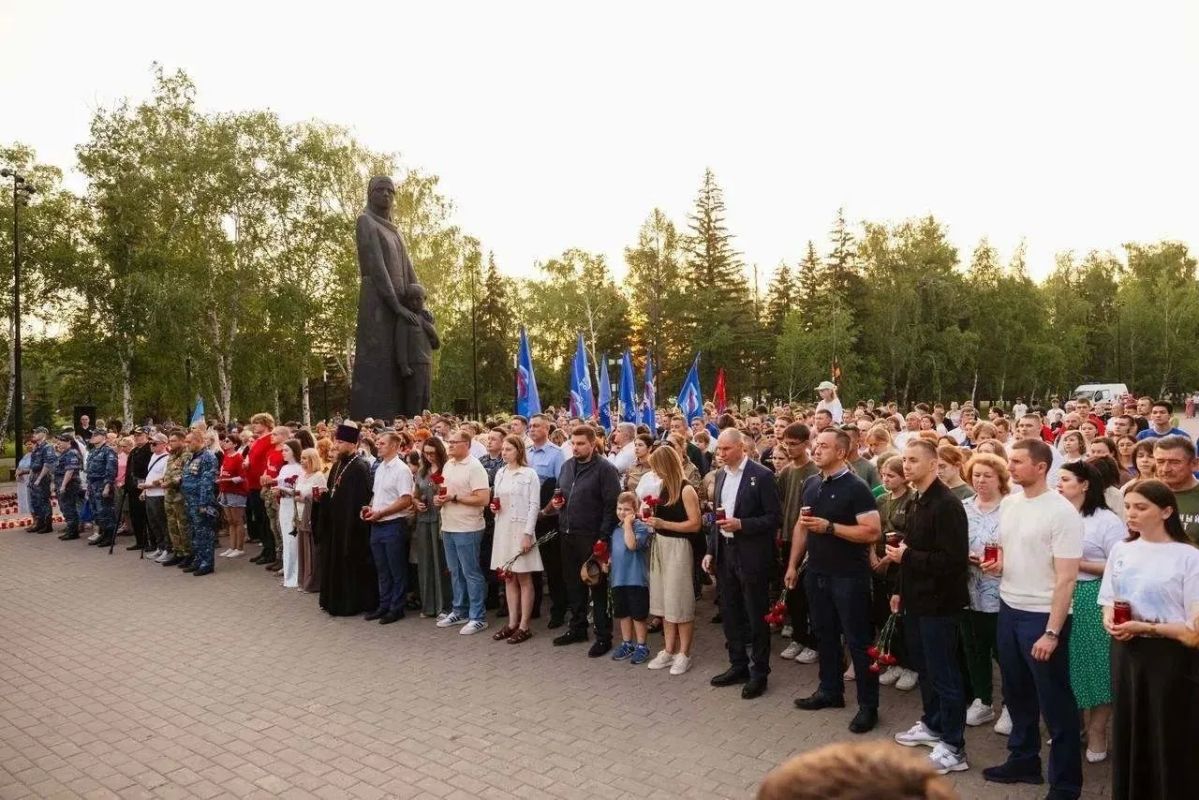 В День памяти и скорби омичи зажгли более 20 тысяч свечей В День памяти и скорби омичи зажгли более 20 тысяч свечей