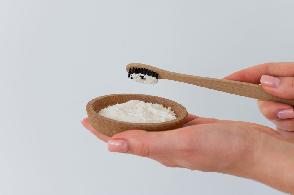 Чистка зубов содой: преимущества, риски и безопасные альтернативы