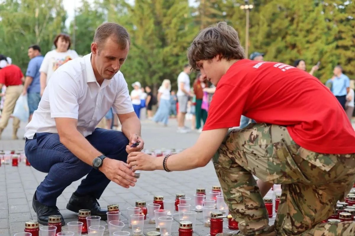 В День памяти и скорби омичи зажгли более 20 тысяч свечей В День памяти и скорби омичи зажгли более 20 тысяч свечей
