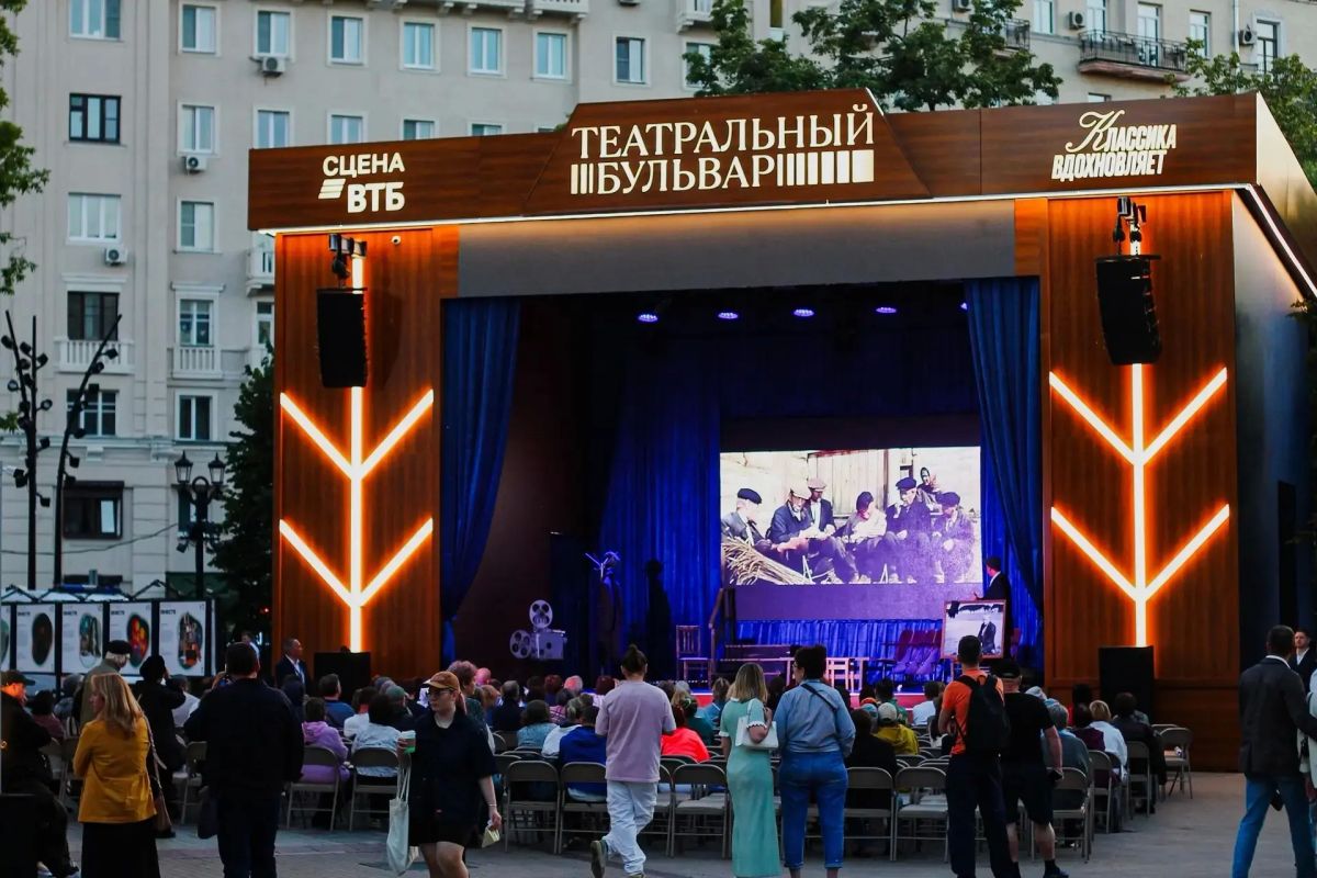 Северный драматический театр имени М.А. Ульянова представил на одной из трех сцен фестиваля, развернутых на Чистопрудном бульваре, моноспектакль «Михаил Ульянов Северный драматический театр имени М.А. Ульянова представил на одной из трех сцен фестиваля, развернутых на Чистопрудном бульваре, моноспектакль «Михаил Ульянов