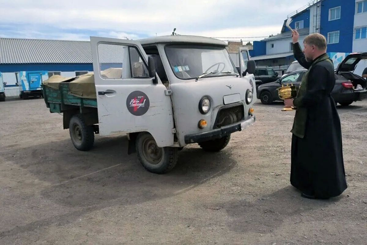 В Омске освятили автомобиль с дополнительной помощью для военнослужащих перед отправкой