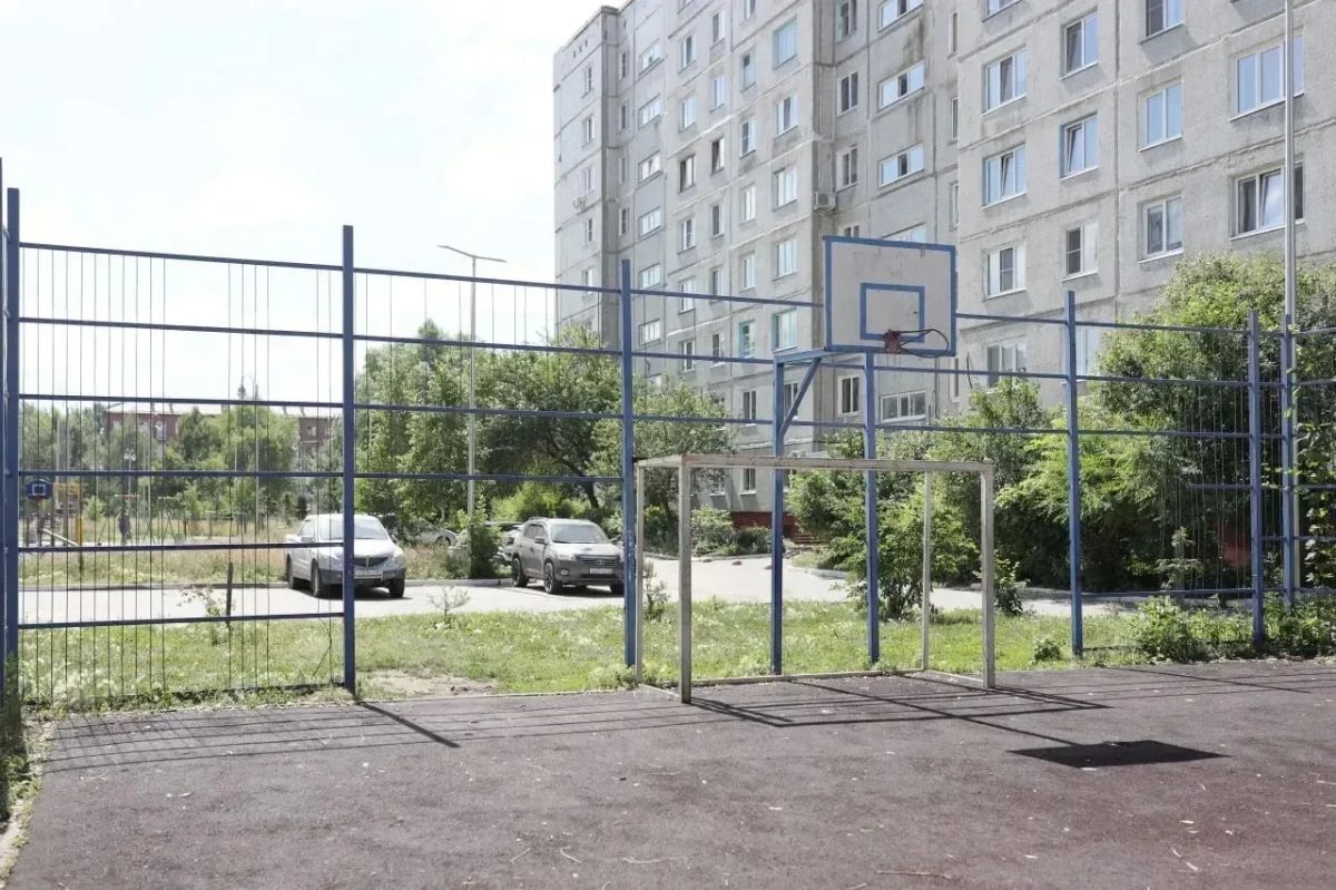 На спортивной площадке по адресу: ул. Краснопресненская, 5 начался ремонт поврежденного металлического ограждения На спортивной площадке по адресу: ул. Краснопресненская, 5 начался ремонт поврежденного металлического ограждения