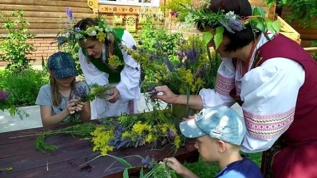 Друзья, приглашаем вас окунуться в атмосферу древних славянских традиций, веселья и волшебства лета! Друзья, приглашаем вас окунуться в атмосферу древних славянских традиций, веселья и волшебства лета!