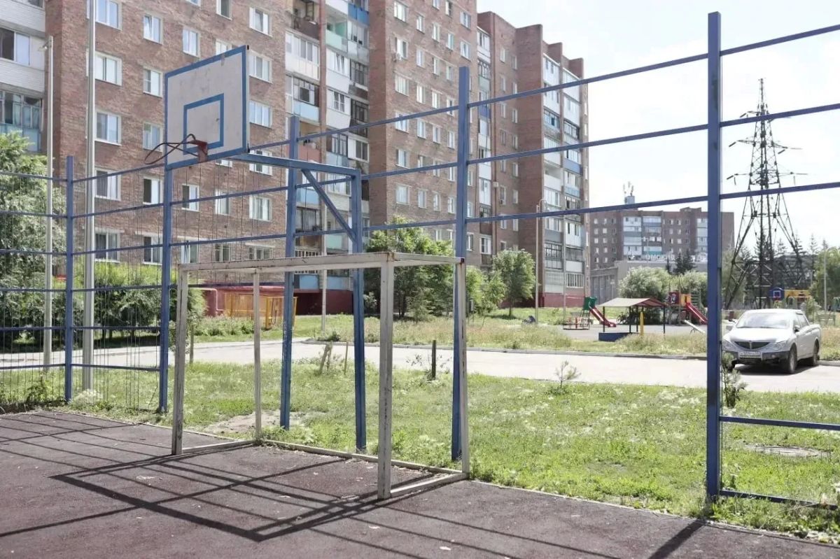 На спортивной площадке по адресу: ул. Краснопресненская, 5 начался ремонт поврежденного металлического ограждения На спортивной площадке по адресу: ул. Краснопресненская, 5 начался ремонт поврежденного металлического ограждения