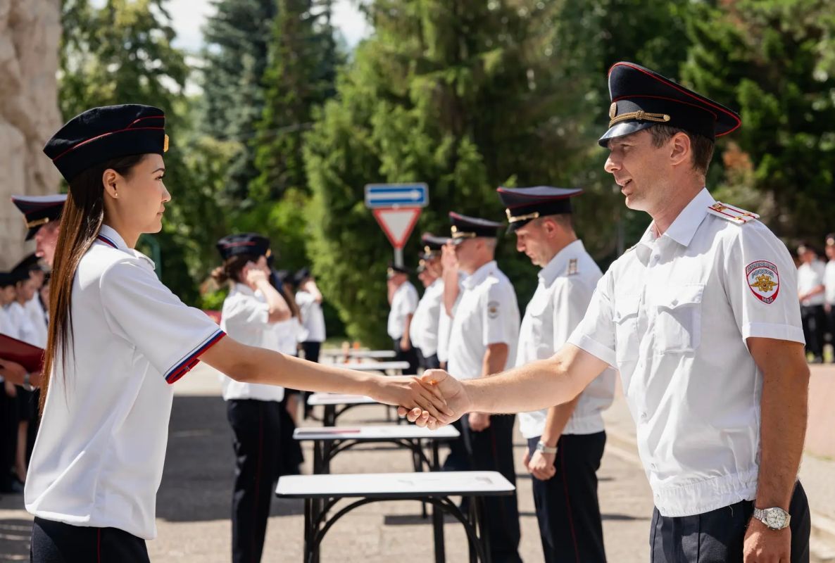 В торжественной обстановке выпускники факультета профессиональной подготовки Омской академии МВД России принесли Присягу сотрудника органов внутренних дел Российской Федерации В торжественной обстановке выпускники факультета профессиональной подготовки Омской академии МВД России принесли Присягу сотрудника органов внутренних дел Российской Федерации
