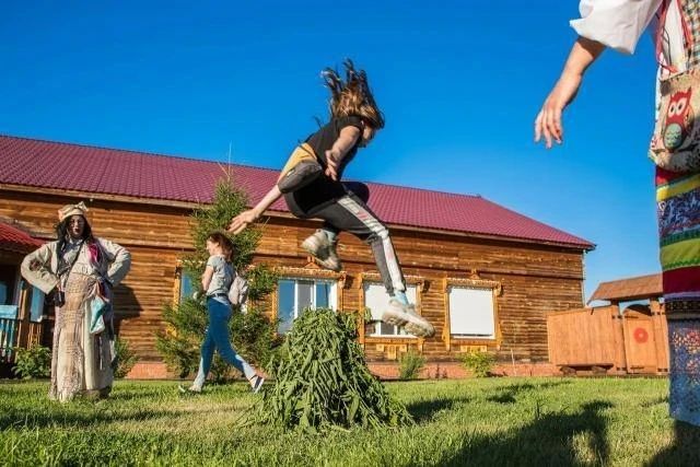 Друзья, приглашаем вас окунуться в атмосферу древних славянских традиций, веселья и волшебства лета! Друзья, приглашаем вас окунуться в атмосферу древних славянских традиций, веселья и волшебства лета!