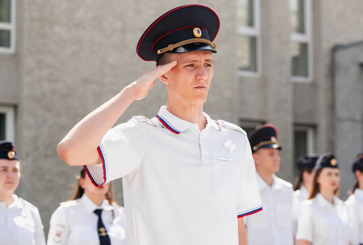 В торжественной обстановке выпускники факультета профессиональной подготовки Омской академии МВД России принесли Присягу сотрудника органов внутренних дел Российской Федерации В торжественной обстановке выпускники факультета профессиональной подготовки Омской академии МВД России принесли Присягу сотрудника органов внутренних дел Российской Федерации