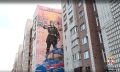 На фасаде омской высотки появился мурал с регулировщицей