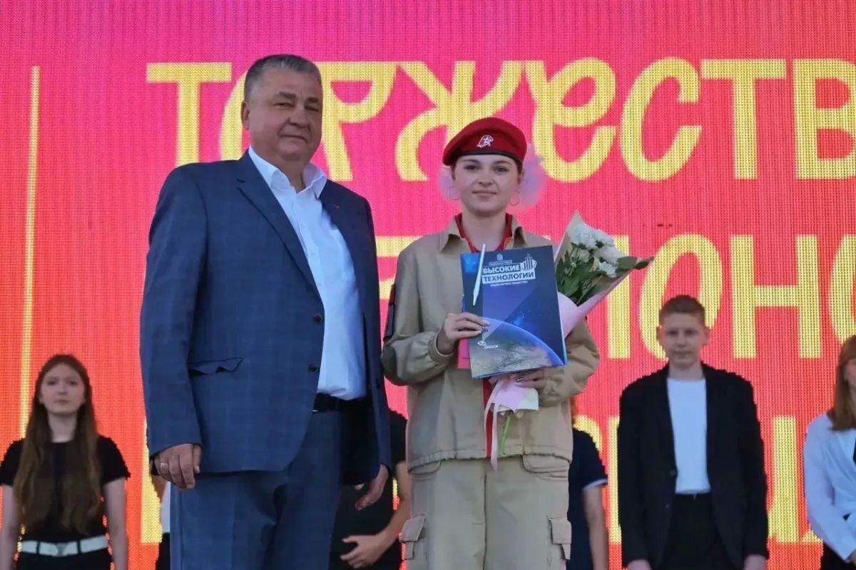В Омске в День молодежи порядка 100 активистов «Движения Первых» получили свои первые паспорта в рамках всероссийской программы «Мы — граждане России!» В Омске в День молодежи порядка 100 активистов «Движения Первых» получили свои первые паспорта в рамках всероссийской программы «Мы — граждане России!»