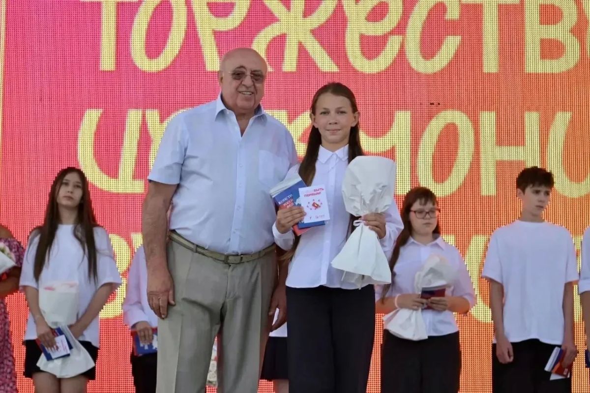 В Омске в День молодежи порядка 100 активистов «Движения Первых» получили свои первые паспорта в рамках всероссийской программы «Мы — граждане России!» В Омске в День молодежи порядка 100 активистов «Движения Первых» получили свои первые паспорта в рамках всероссийской программы «Мы — граждане России!»