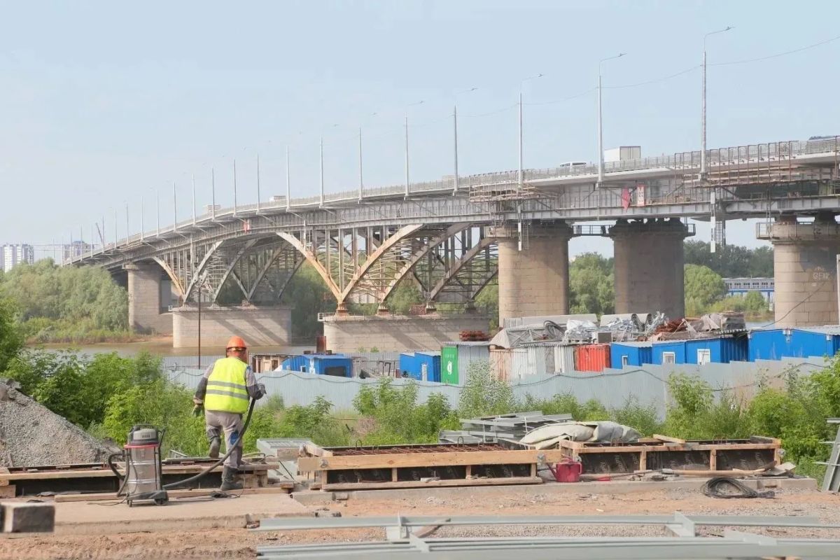 Под мостом у Телецентра в Омске обновили теплотрассу