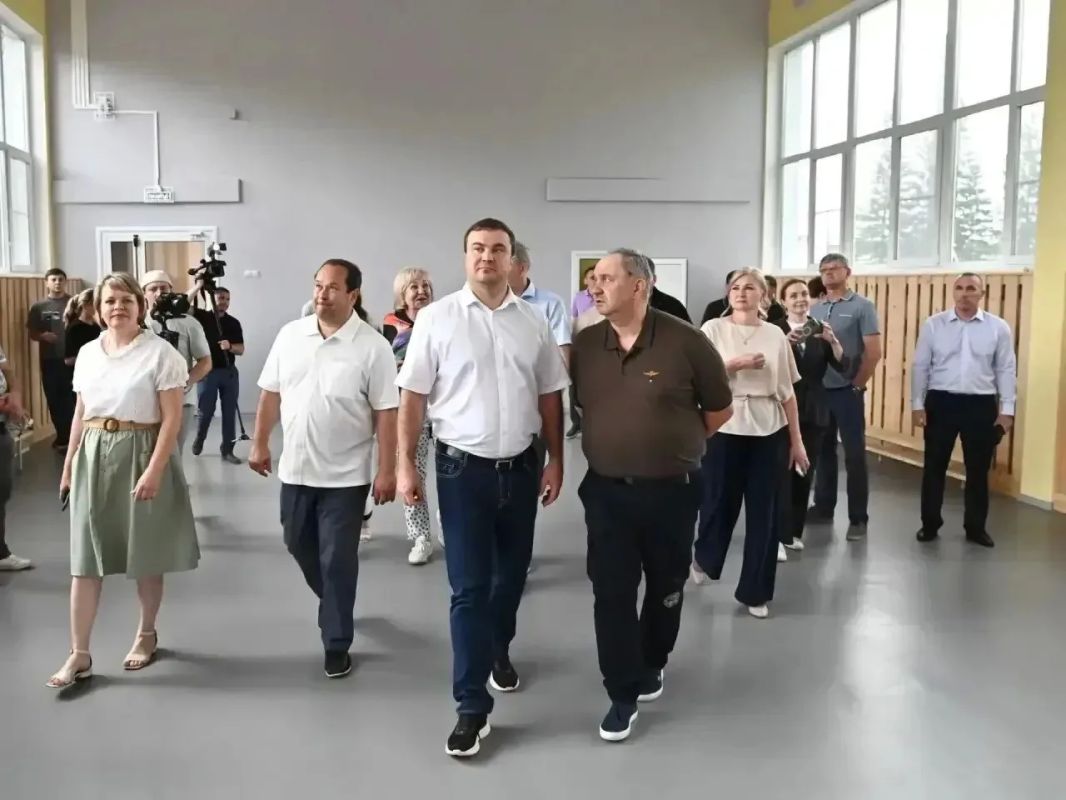 Виталий Хоценко оценил обновлённую школу в Седельниково Виталий Хоценко оценил обновлённую школу в Седельниково