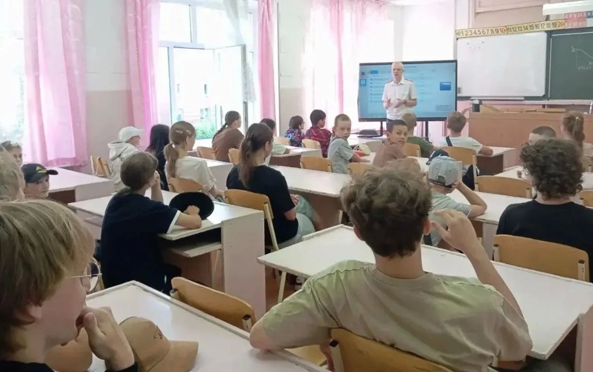 Сотрудники следственного управления проводят с детьми и подростками профилактические беседы Сотрудники следственного управления проводят с детьми и подростками профилактические беседы