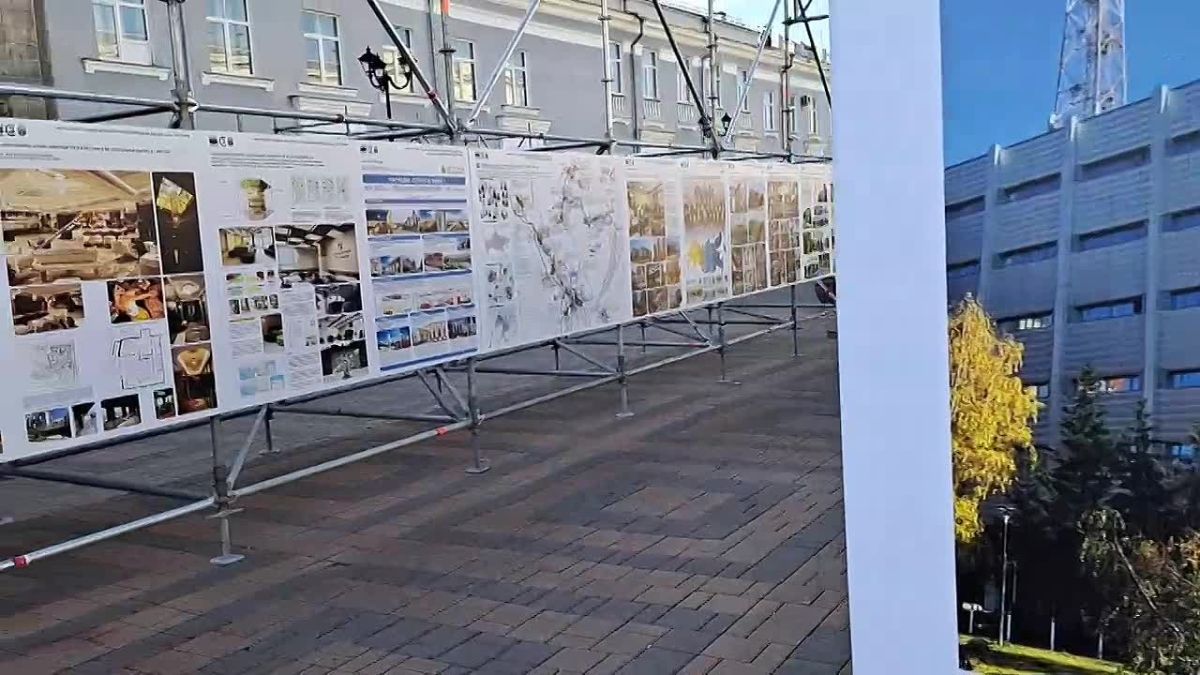В Омске монтируют музей архитектуры под открытым небом и готовят экскурсии На Музейной уже стоят конструкции для выставки