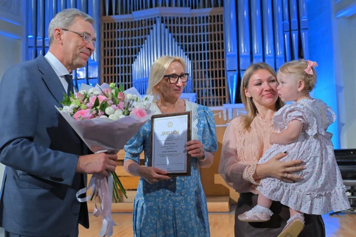 В Омске наградили победителей премии губернатора «Семья года» В Омске наградили победителей премии губернатора «Семья года»