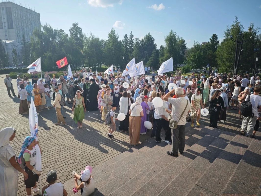 В Омске в День семьи, любви и верности прошёл Всероссийский парад семей
