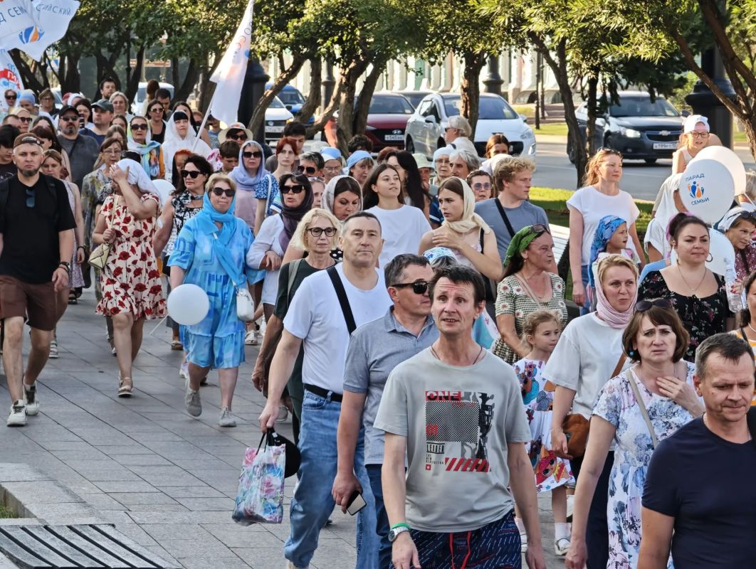 В Омске в День семьи, любви и верности прошёл Всероссийский парад семей В Омске в День семьи, любви и верности прошёл Всероссийский парад семей
