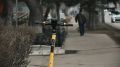В Омске самокатчики безжалостно давят пешеходов на тротуарах
